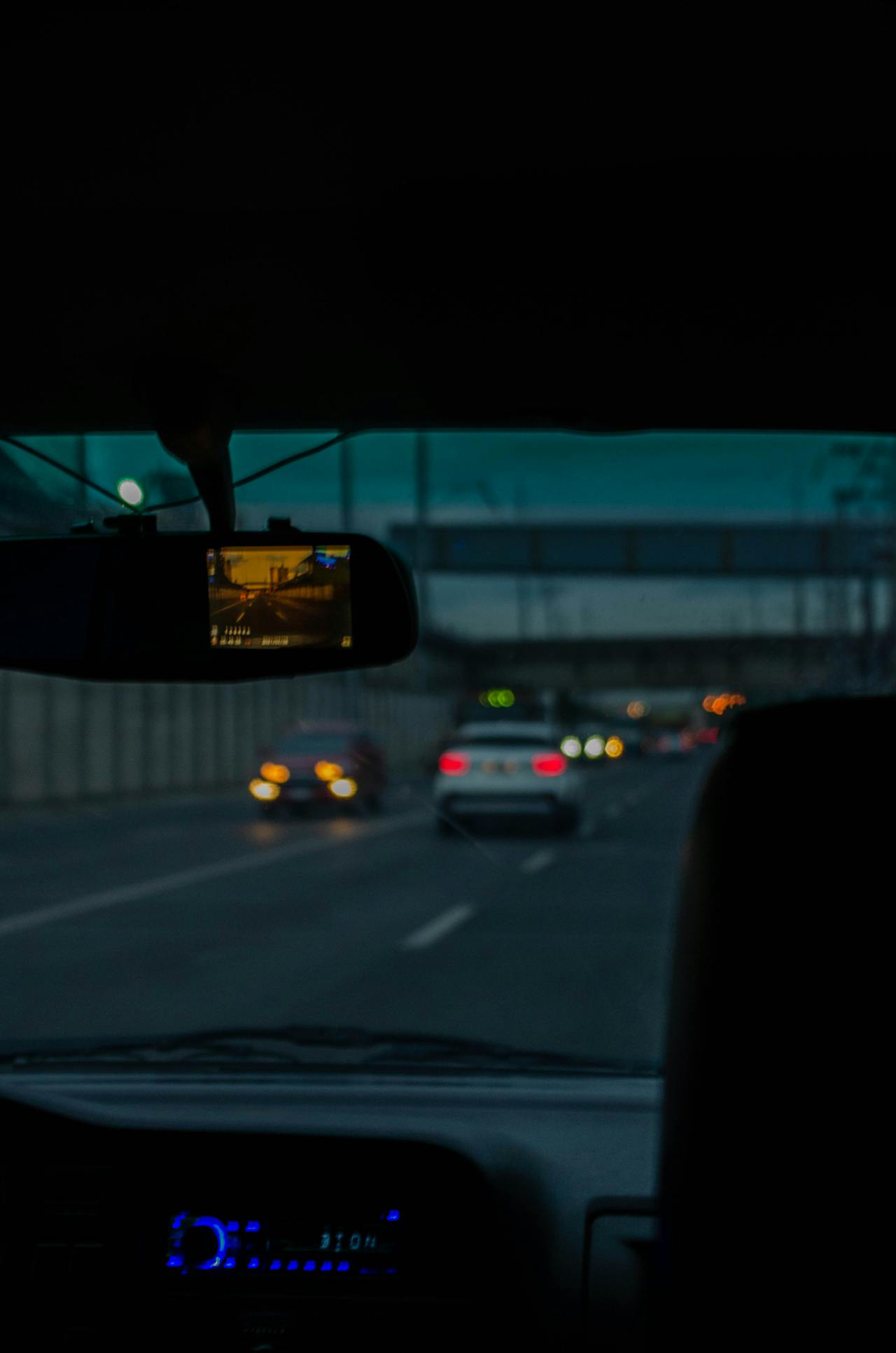 Telecamera in auto: vantaggi, caratteristiche tecniche e aspetti legali delle dash cam